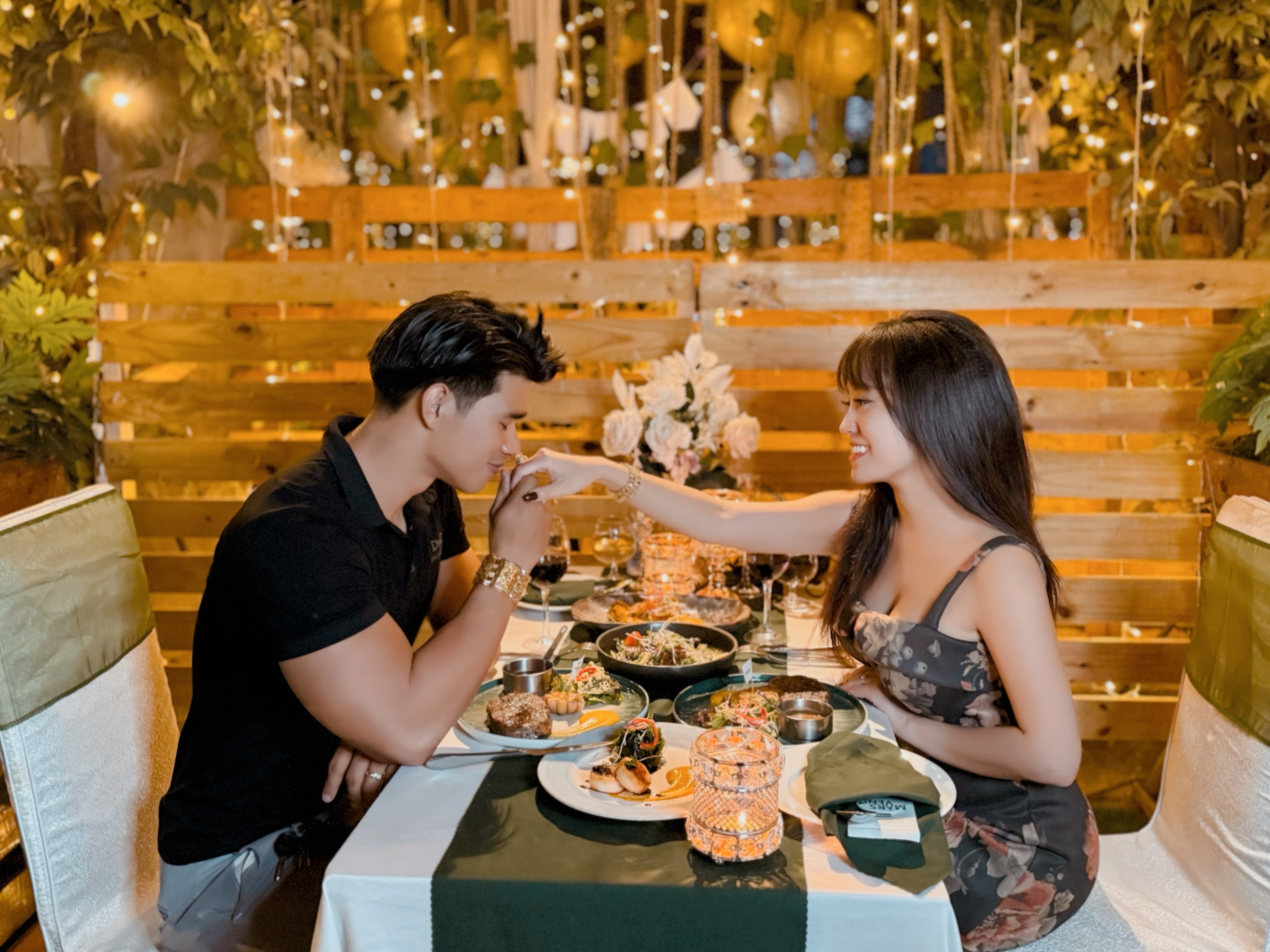 CÁC TIPS CHỤP ẢNH CẶP ĐÔI HOT TREND MÀ BẠN KHÔNG THỂ BỎ LỠ